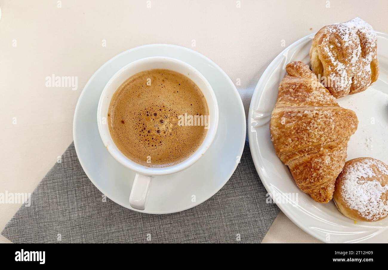 Cafè und Gebäck Croissant Krapfen Süßes coffee and food sweet breakfast Stock Photo