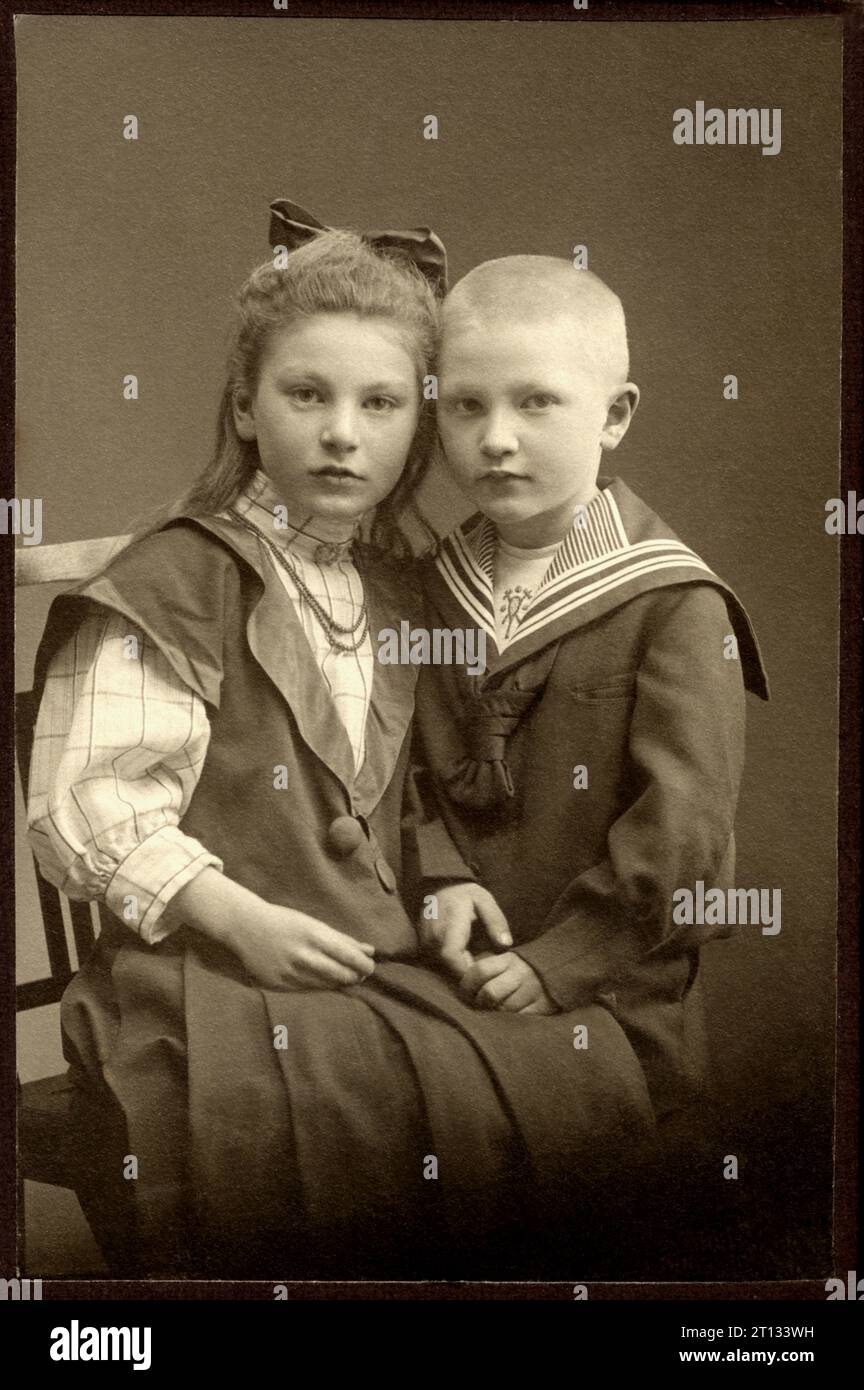 1912 c. , VERDEN am ALLER , GERMANY : Two children , brother  and sister . The boy named Wilhelm Heinrich and young girl named Gertrud . Photo by Wilhelm Behne  . -  Northern Low Saxon - Bassa Sassonia - FAMILY - FAMIGLIA - DUE - TWO FRATELLI - FRATELLO - BROTHER - SORELLE - SORELLA - GERMANIA  - FOTO STORICHE - HISTORY PHOTOS - BAMBINO - BAMBINI - BAMBINA - BAMBINE - CHILDREN - CHILD - BABY - CHILDHOOD - INFANZIA - BABY -  ANNI DIECI - '10 - 10's - vestito alla marinara - marinaretto - marina - sailor dress - FASHION - MODA INFANTILE - fiocco - bow - nastro - ribbon - PORTRAIT - RITRATTO --- Stock Photo
