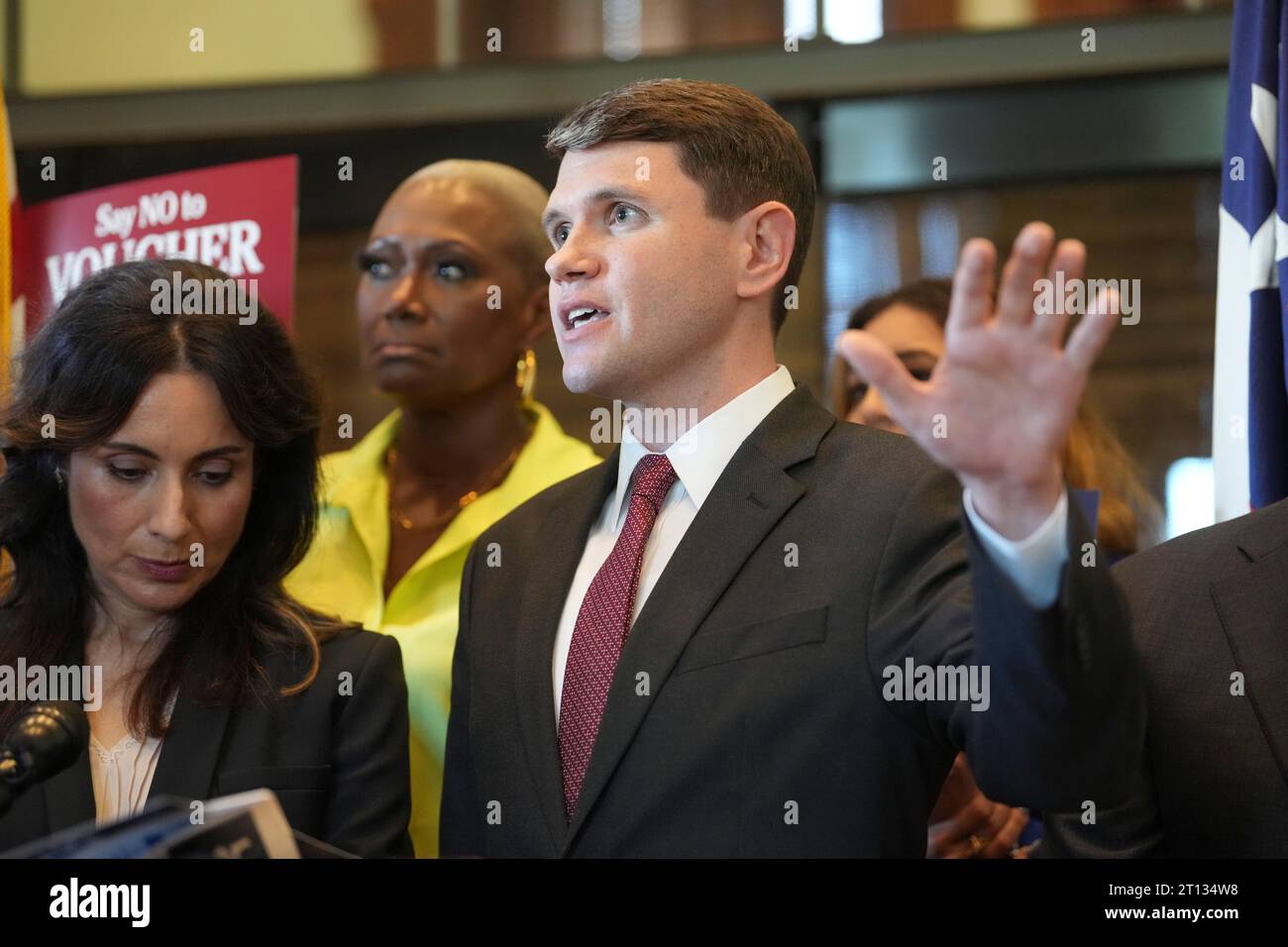 austin-texas-usa-october-9-2013-house-democrats-including-state-rep