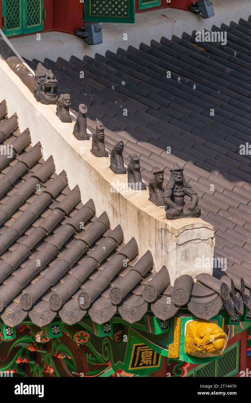 Animal figures on the roof of a traditional Korean building Stock Photo