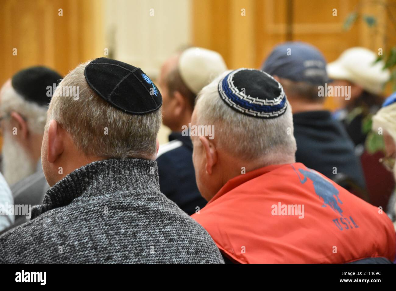 Fair Lawn, United States. 10th Oct, 2023. Worshippers listen to Rabbi Zaltzman at the service as he delivers remarks. Prayer service for Israel held at Bris Avrohom of Fair Lawn in Fair Lawn, New Jersey. Credit: SOPA Images Limited/Alamy Live News Stock Photo
