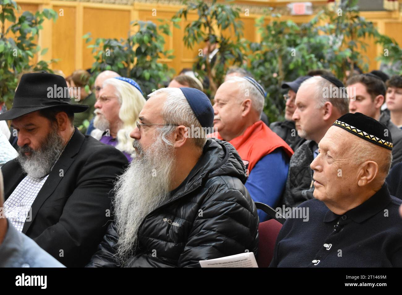 Fair Lawn, United States. 10th Oct, 2023. Worshippers listen to Rabbi Zaltzman during the service as he delivers remarks. Prayer service for Israel held at Bris Avrohom of Fair Lawn in Fair Lawn, New Jersey. Credit: SOPA Images Limited/Alamy Live News Stock Photo