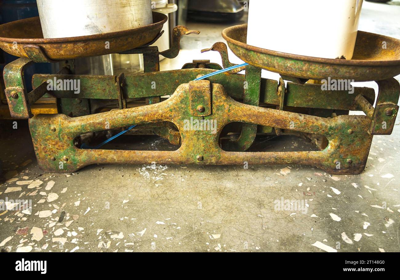 Libra. Old weighing scales. Vintage mechanical scales Stock Photo Alamy