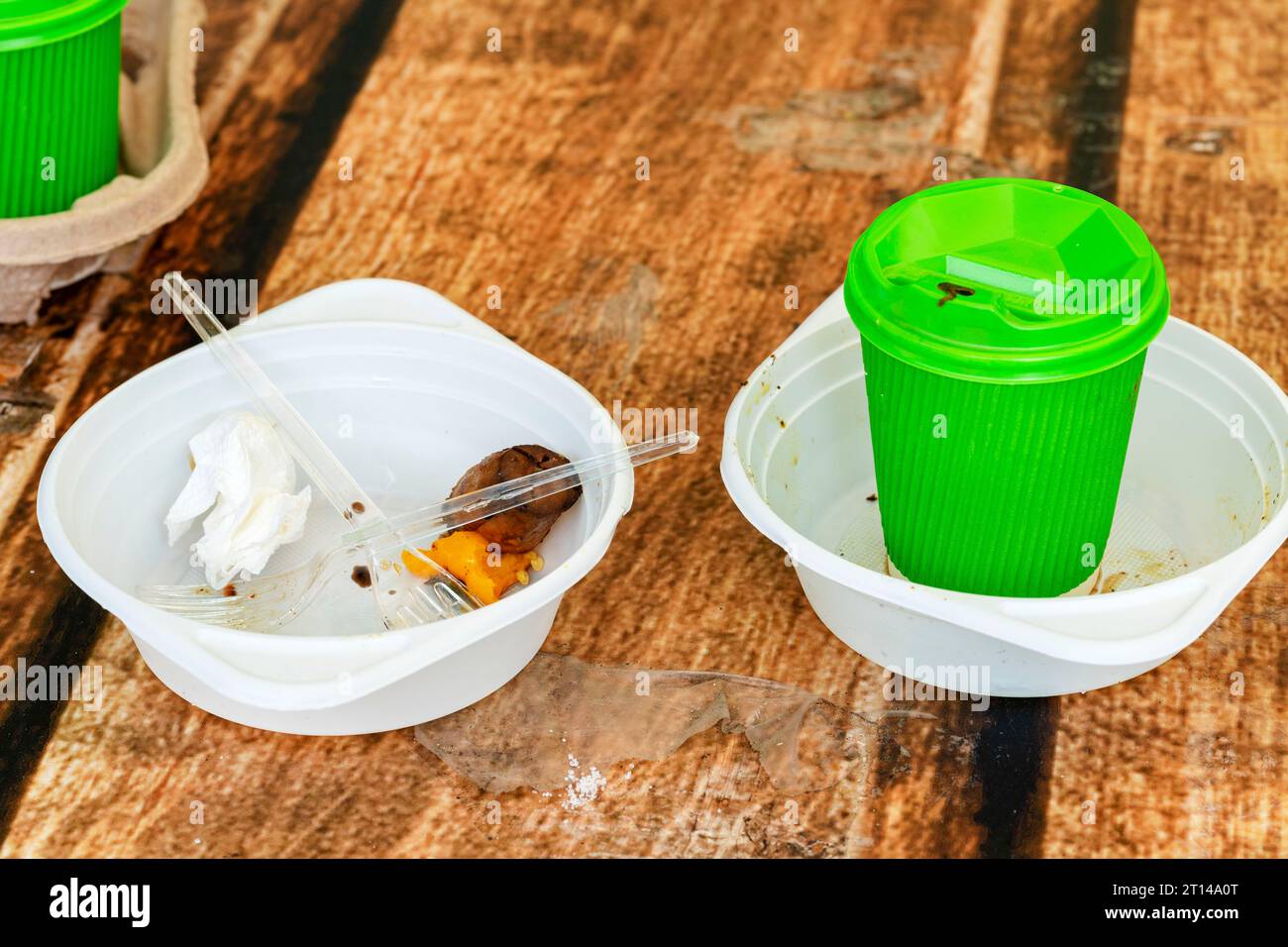 https://c8.alamy.com/comp/2T14A0T/dirty-plate-and-tableware-after-a-meal-plastic-ware-disposable-devices-for-food-it-is-a-lot-of-white-plastic-spoons-2T14A0T.jpg