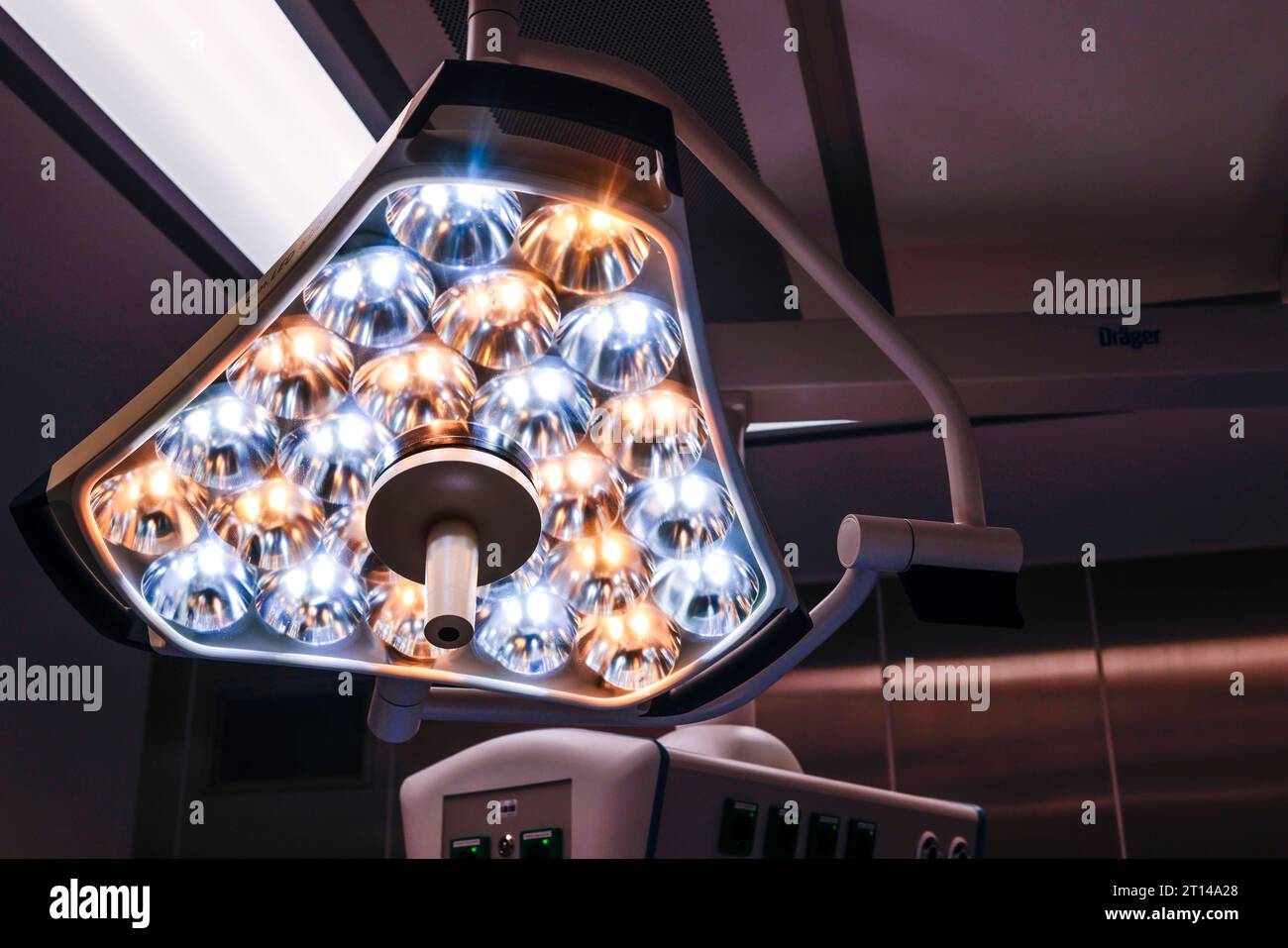 Rendsburg, Germany. 07th Oct, 2023. A lamp in the operating room is switched on. The new operating center at the Schön Klinik Rendsburg will go into operation at the end of October 2023. It comprises eight state-of-the-art operating rooms, each with 45 square meters. Credit: Frank Molter/dpa/Alamy Live News Stock Photo