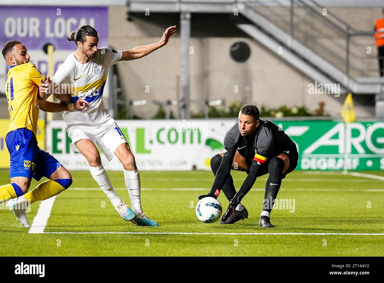 Sint Truiden, Belgium. 08th Oct, 2023. SINT-TRUIDEN, BELGIUM - OCTOBER 8: Goalkeeper Anthony Moris of Union Saint-Gilloise claims the ball during the Jupiler Pro League match between Sint-Truidense VV and Union Saint-Gilloise at the Daio Wasabi Stayen Stadium on October 8, 2023 in Sint-Truiden, Belgium (Photo by Rene Nijhuis/Orange Pictures) Credit: Orange Pics BV/Alamy Live News Stock Photo