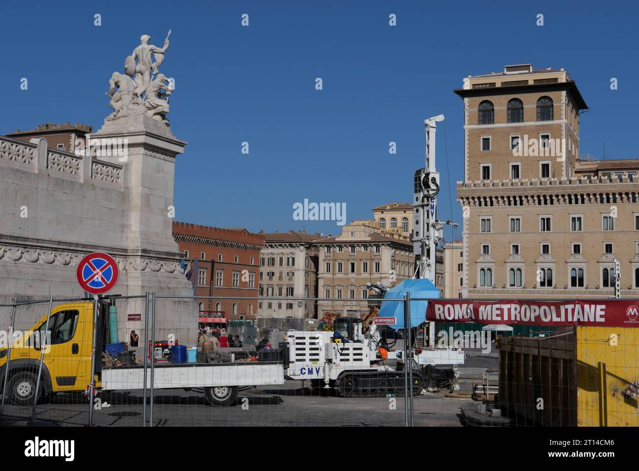 SIGN OF METRO LINE C.URBAN WORKS FOR THE CONSTRUCTION OF THE PIAZZA VENEZIA STATION OF THE UNDERGROUND LINE C Stock Photo