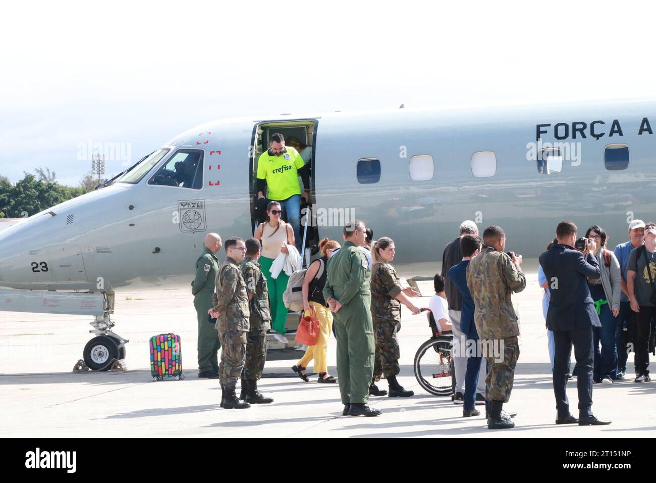 Rio de Janeiro, Rio de Janeiro, Brasil. 11th Oct, 2023. Rio de Janeiro (RJ), 10/11/2023 - ARRIVAL/BRAZILIANS/REPATRIATES/WAR/ISRAEL/GALEAO/RJ - The first KC-30 aircraft, from the Brazilian Air Force (FAB), carrying 211 repatriates from Israel, lands at the Brasilia Air Base (BABR), at 4am this Wednesday (11/10). The mission is part of the Federal Government's Operation Returning in Peace, which works to remove Brazilians from the area of conflict between Israel and Palestine. Passengers bound for Rio de Janeiro (RJ) are transported on two FAB aircraft, a KC-390 Millennium and C-99, to the CA Stock Photo