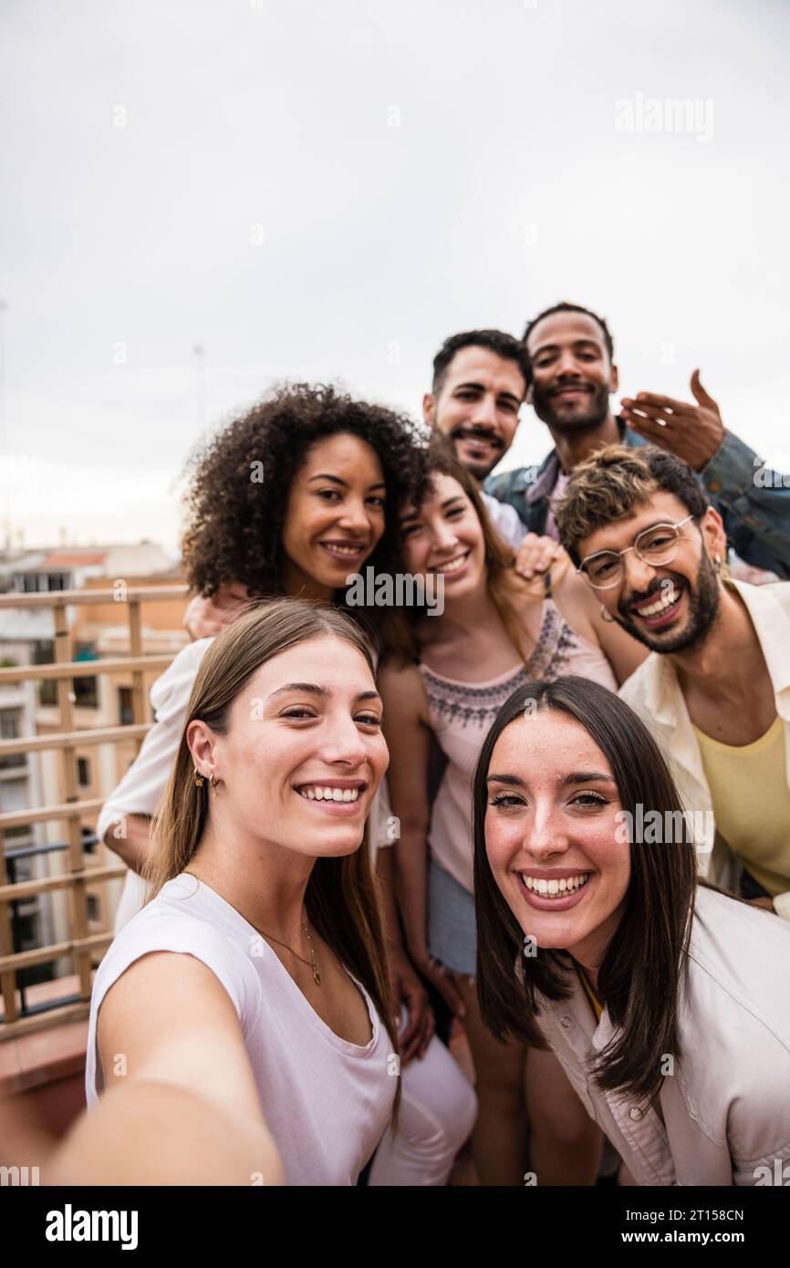 Group young beautiful multicultural hi-res stock photography and images ...