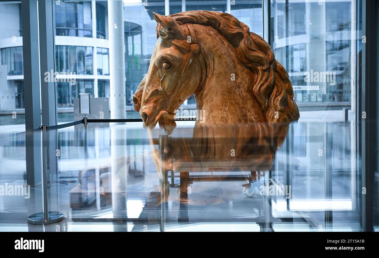 Berlin, Germany. 11th Oct, 2023. Plaster casts of the Quadriga are on ...