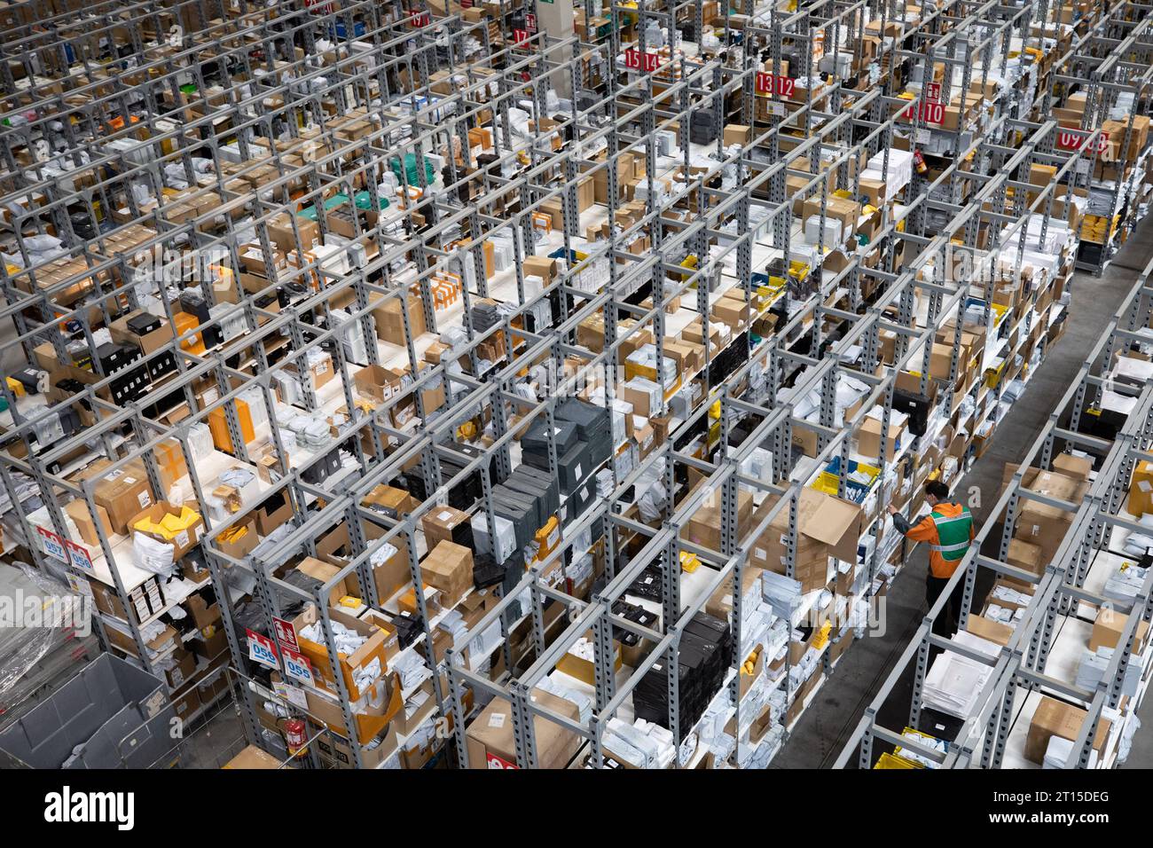 (231011) -- BEIJING, Oct. 11, 2023 (Xinhua) -- Staff sort parcels at a ...