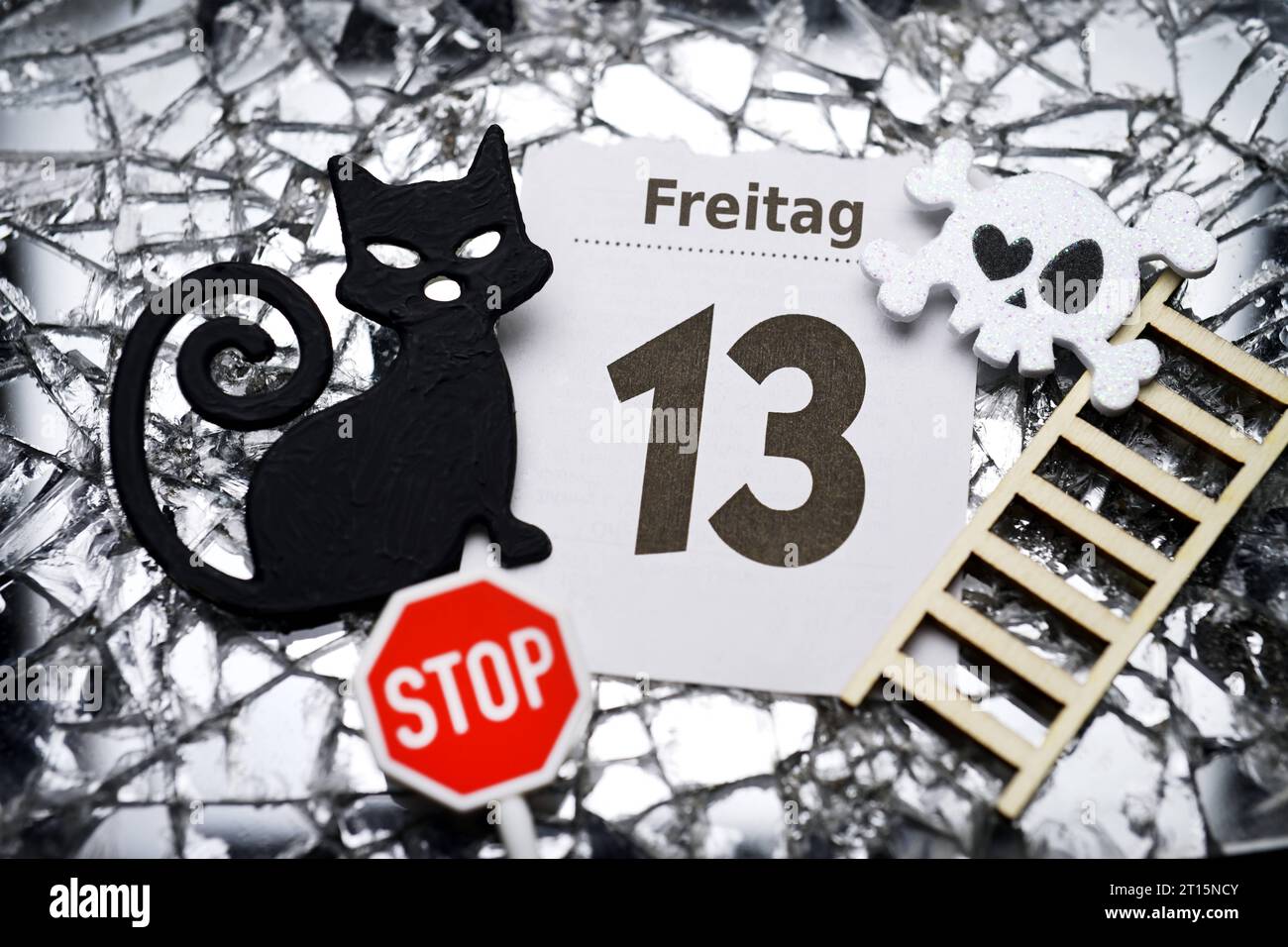 Kalenderblatt Freitag der 13. mit schwarzer Katze, Stopschild, Leiter