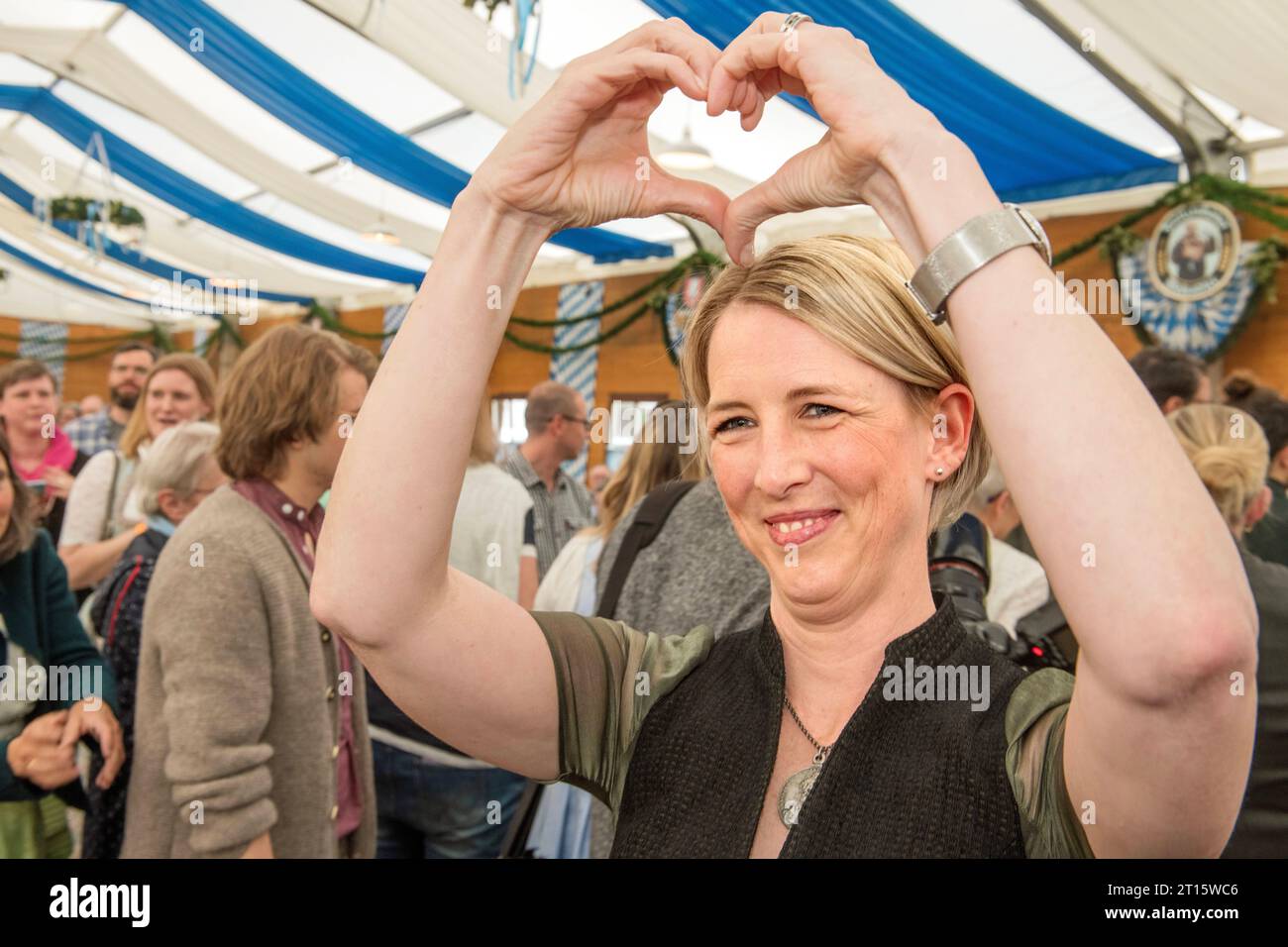 Katrin Habenschaden, Die GRÜNEN, 2. Bürgermeisterin München, Truderinger Festwoche, München, 14. Mai 2023 Deutschland, München, 14. Mai 2023, Katrin Habenschaden, Die GRÜNEN, 2. Bürgermeisterin München, zeigt Herz-Geste im Bierzelt der Truderinger Festwoche, traditionelles bayerisches Volksfest im Münchner Stadtteil Trudering, Politikerin wechselt im Herbst zur Dutschen Bahn, Politik, Bayern, *** Katrin Habenschaden, Die GRÜNEN, 2 Bürgermeisterin Munich, Truderinger Festwoche, Munich, 14 May 2023 Germany, Munich, 14 May 2023, Katrin Habenschaden, Die GRÜNEN, 2 Bürgermeisterin Munich, shows hea Stock Photo