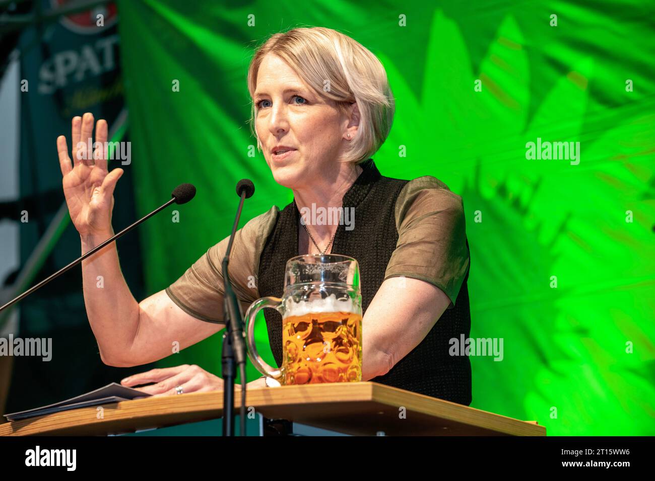 Katrin Habenschaden, Die GRÜNEN, 2. Bürgermeisterin München, Rede bei Truderinger Festwoche, München, 14. Mai 2023 Deutschland, München, 14. Mai 2023, Katrin Habenschaden, Die GRÜNEN, 2. Bürgermeisterin München, Rede im Bierzelt der Truderinger Festwoche, traditionelles bayerisches Volksfest im Münchner Stadtteil Trudering, Politikerin wechselt im Herbst zur Deutschen Bahn, Politik, Bayern, *** Katrin Habenschaden, Die GRÜNEN, 2 Bürgermeisterin Munich, speech at Truderinger Festwoche, Munich, 14 May 2023 Germany, Munich, 14 May 2023, Katrin Habenschaden, Die GRÜNEN, 2 Bürgermeisterin Munich, s Stock Photo