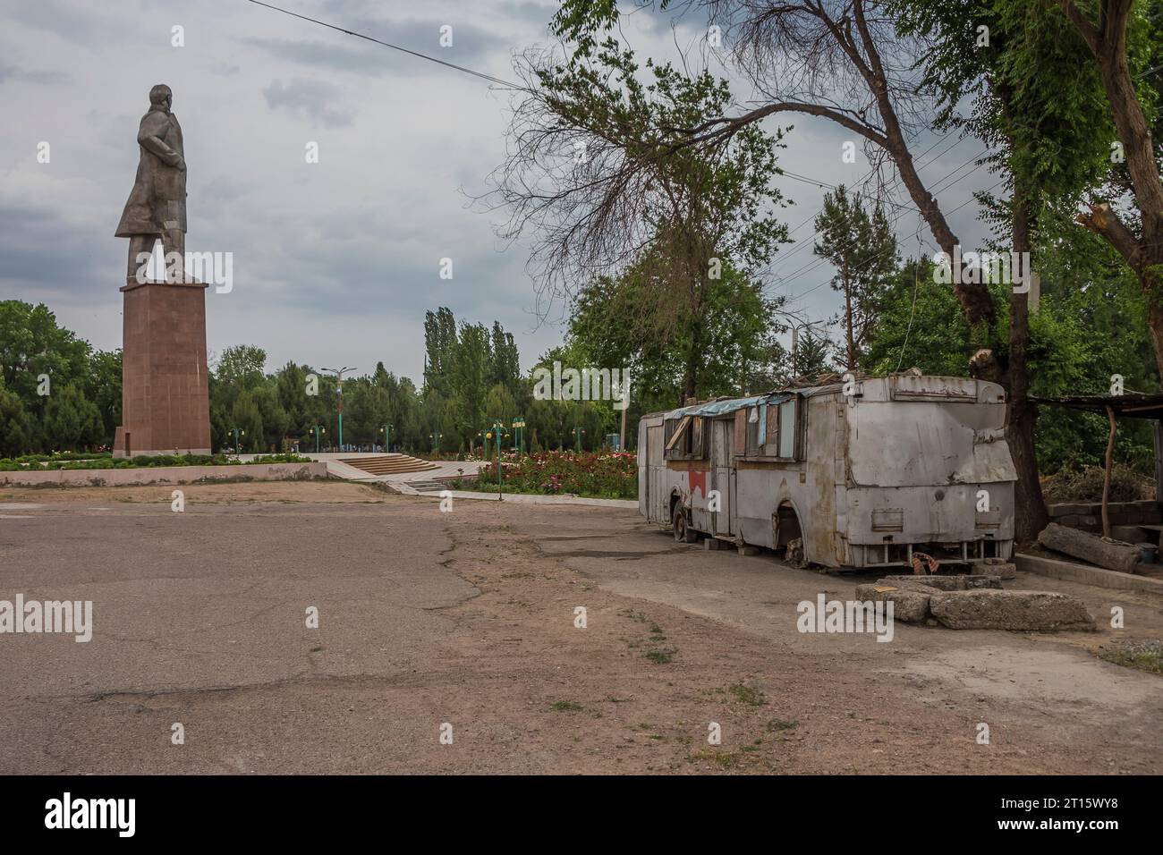 4.05.2022. Tajikistan, Khujand. Wreck of ZIU-682 with statue of Lenin. Stock Photo