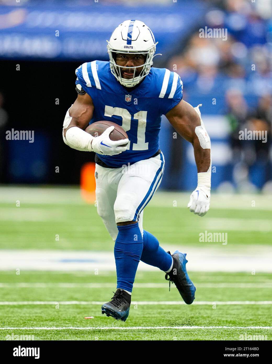 Indianapolis Colts running back Zack Moss (21) runs against the ...