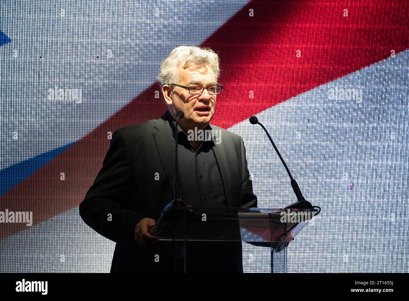 Vienna, Austria. 11 October 2023. Rally „Gedenkveranstaltung #standwithisrael“ from the Jewish community in Vienna to condemn the attacks by Hamas on Israel, the innocent slaughter and kidnapping of civilians, vice-chancellor Werner Kogler speaking ©Andreas Stroh / Alamy Live News Stock Photo