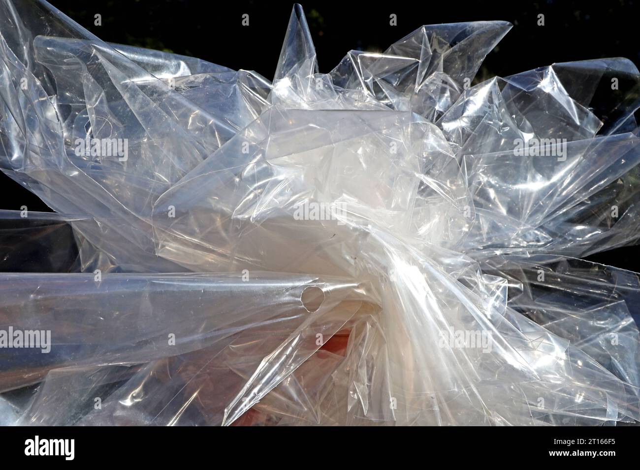 Umweltschädliche Kunststoffe Dünne transparente Plastikfolie als Verpackungsmaterial *** Environmentally harmful plastics Thin transparent plastic film as packaging material Credit: Imago/Alamy Live News Stock Photo