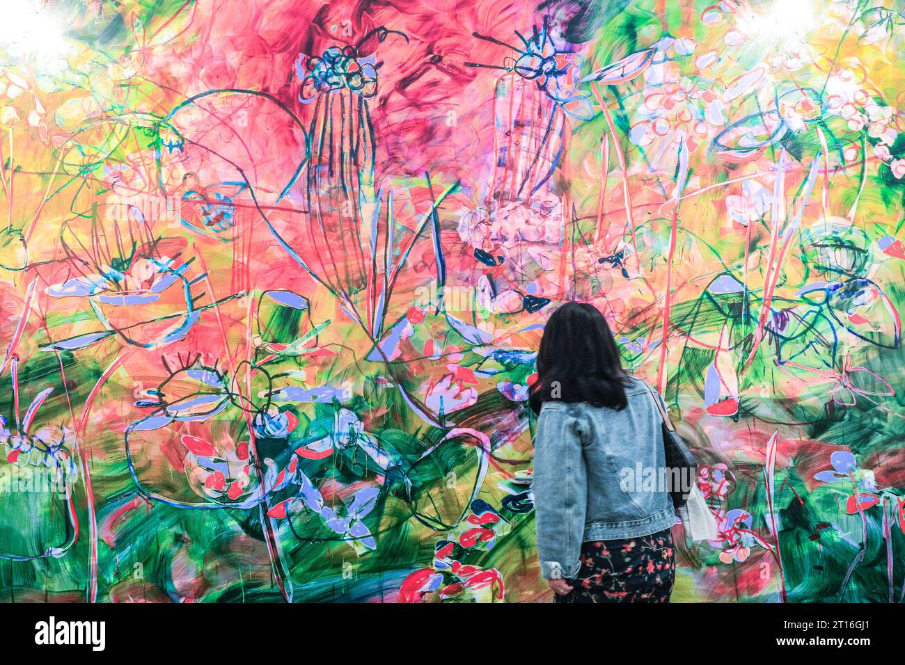 London, UK. 11th Oct, 2023. Visitors walk past Galerie Gisela Capitain