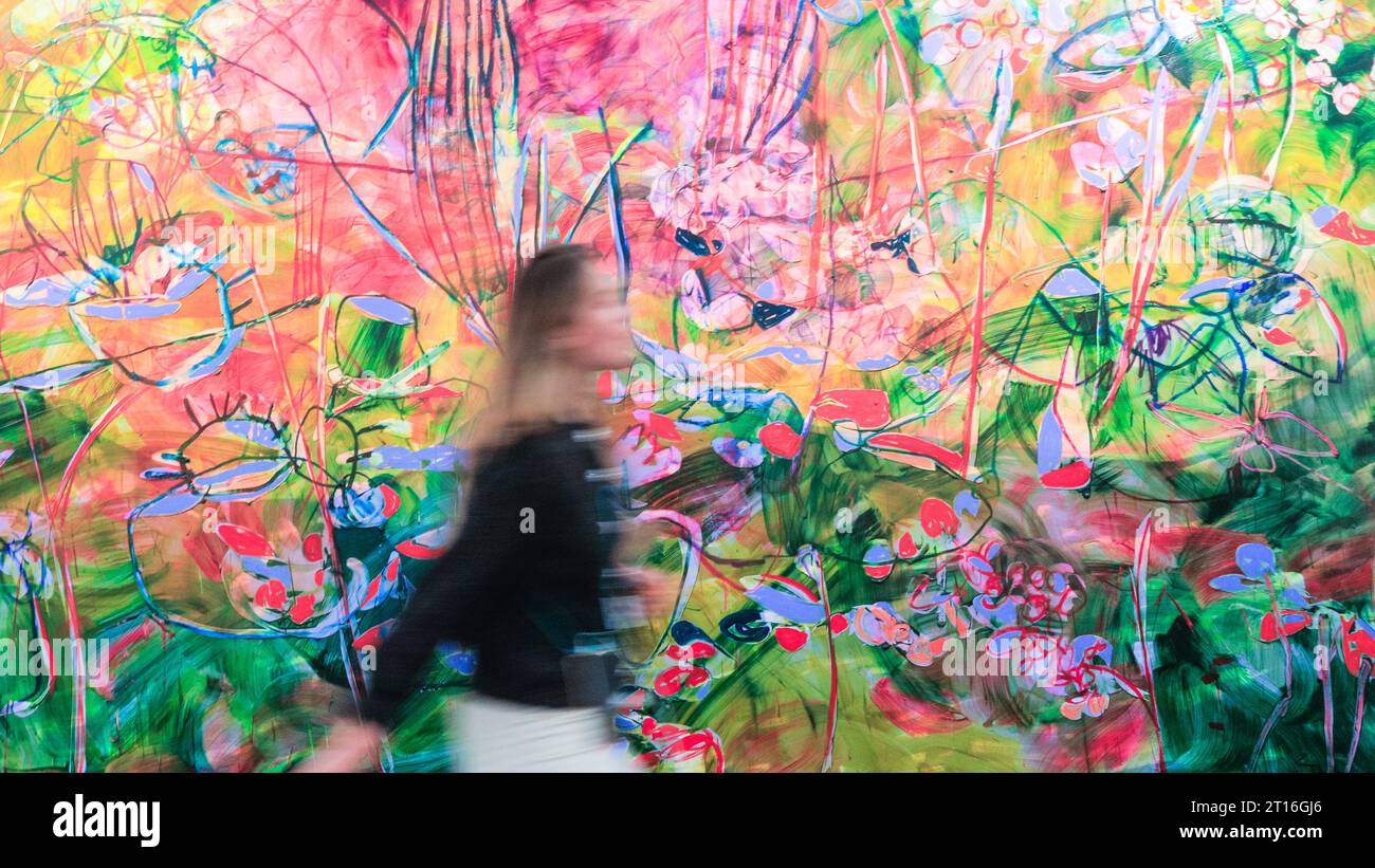 London, UK. 11th Oct, 2023. Visitors walk past Galerie Gisela Capitain