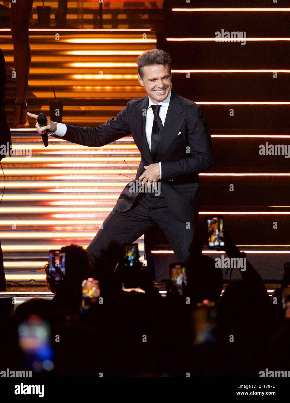 1,025 Luis Miguel In Concert Stock Photos, High-Res Pictures, and
