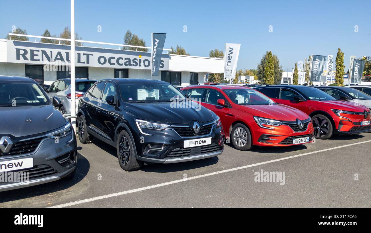 Bordeaux , France 10 11 2023 renault occasions renew sign text and