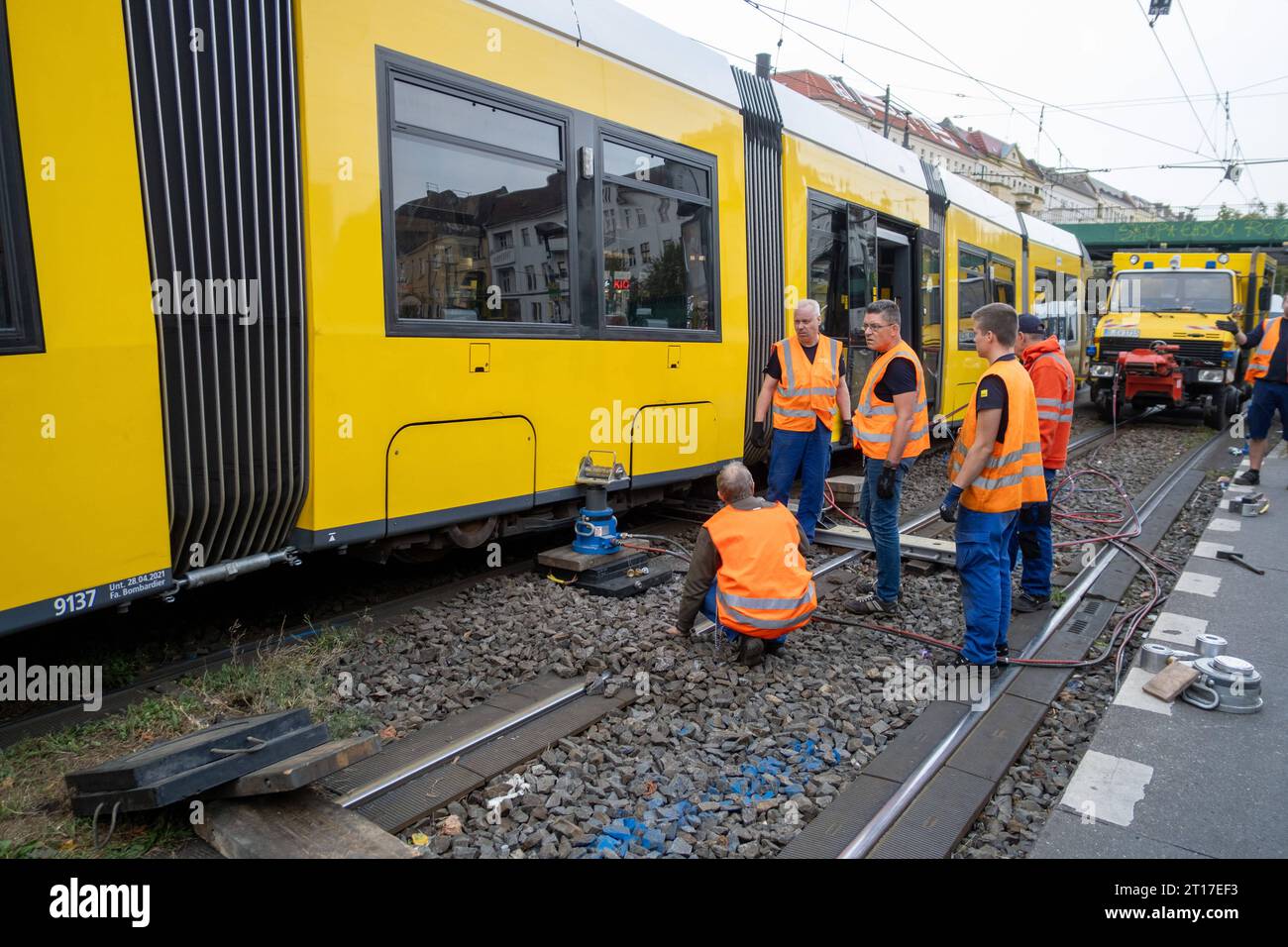 Nach einem Verkehrsunfall zwischen einem Kleintrasporter und einer Straßenbahn an der Kreuzung Schönhauser Allee und Bornholmer Straße in Berlin-Prenzlauer Berg entgleiste die Straßenbahn. Servicemitarbeiter der Berliner Verkehrsbetriebe BVG setzten die Straßenbahn, mit Hilfe von hydraulischem Hebewerkzeug wieder auf die Gleise.Die Arbeiten dauerten bis in den Abend./After a traffic accident between a van and a streetcar at the intersection of Schönhauser Allee and Bornholmer Straße in Berlin-Prenzlauer Berg, the streetcar derailed. Service staff of the Berliner Verkehrsbetriebe BVG put the Stock Photo