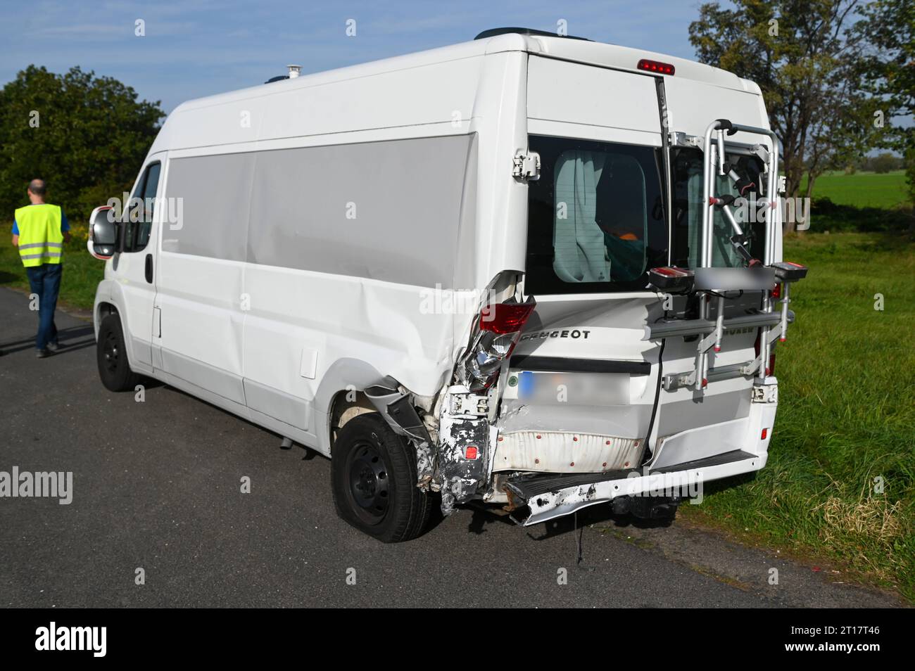 A14/Leipzig - Ein Verletzter nach Unfall zwischen Auto und Transporter 11.10.2023 gegen 10 Uhr A14 Richtung Halle, zwischen Leipzig-Mitte und Leipzig-Nord Fotograf: EHL Media/Erik-Holm Langhof Im Bild: Ein demolierter, beschädigter Transporter nach einem Unfall auf der A14 bei Leipzig. Bei einem Unfall zwischen einem Pkw und einem Transporter auf der A14 zwischen Leipzig-Mitte und Leipzig Nord ist am Mittwoch ein Mensch schwer verletzt worden. Die Autobahn war für mehrere Stunden voll gesperrt. A14 Sachsen Deutschland *** A14 Leipzig One injured after accident between car and van 11 10 2023 ab Stock Photo