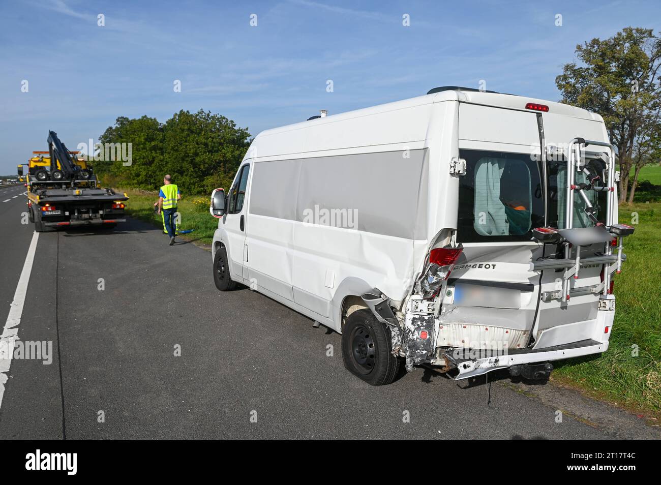 A14/Leipzig - Ein Verletzter nach Unfall zwischen Auto und Transporter 11.10.2023 gegen 10 Uhr A14 Richtung Halle, zwischen Leipzig-Mitte und Leipzig-Nord Fotograf: EHL Media/Erik-Holm Langhof Im Bild: Ein demolierter, beschädigter Transporter nach einem Unfall auf der A14 bei Leipzig. Bei einem Unfall zwischen einem Pkw und einem Transporter auf der A14 zwischen Leipzig-Mitte und Leipzig Nord ist am Mittwoch ein Mensch schwer verletzt worden. Die Autobahn war für mehrere Stunden voll gesperrt. A14 Sachsen Deutschland *** A14 Leipzig One injured after accident between car and van 11 10 2023 ab Stock Photo