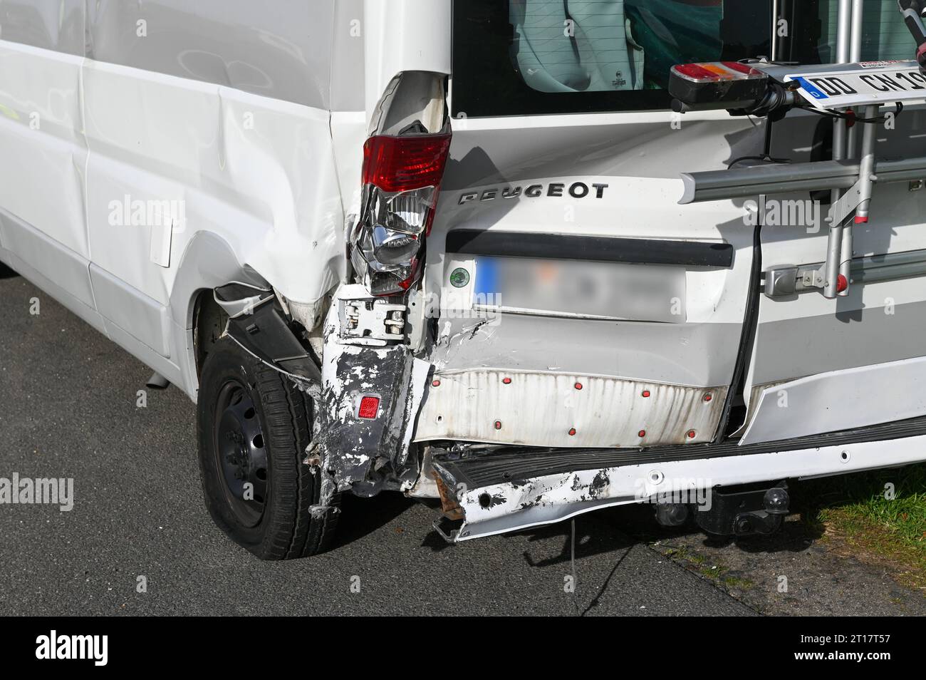 A14/Leipzig - Ein Verletzter nach Unfall zwischen Auto und Transporter 11.10.2023 gegen 10 Uhr A14 Richtung Halle, zwischen Leipzig-Mitte und Leipzig-Nord Fotograf: EHL Media/Erik-Holm Langhof Im Bild: Ein demolierter, beschädigter Transporter nach einem Unfall auf der A14 bei Leipzig. Bei einem Unfall zwischen einem Pkw und einem Transporter auf der A14 zwischen Leipzig-Mitte und Leipzig Nord ist am Mittwoch ein Mensch schwer verletzt worden. Die Autobahn war für mehrere Stunden voll gesperrt. A14 Sachsen Deutschland *** A14 Leipzig One injured after accident between car and van 11 10 2023 ab Stock Photo