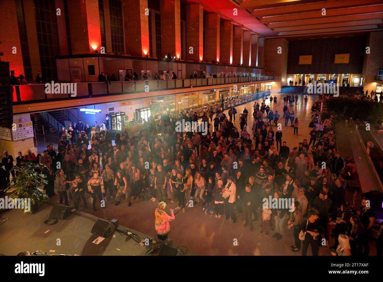 Auftritt Romano, Bühne, Haupthalle, Feierlichkeiten Jubiläum 100 Jahre, Flughafen Tempelhof 