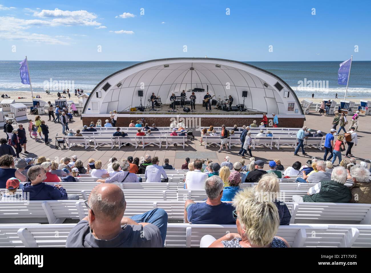 Konzert in der Musikmuschel, Bänke, Urlauber, Strandpromenade, Nordsee, Westerland, Sylt, Schleswig-Holstein, Deutschland Stock Photo