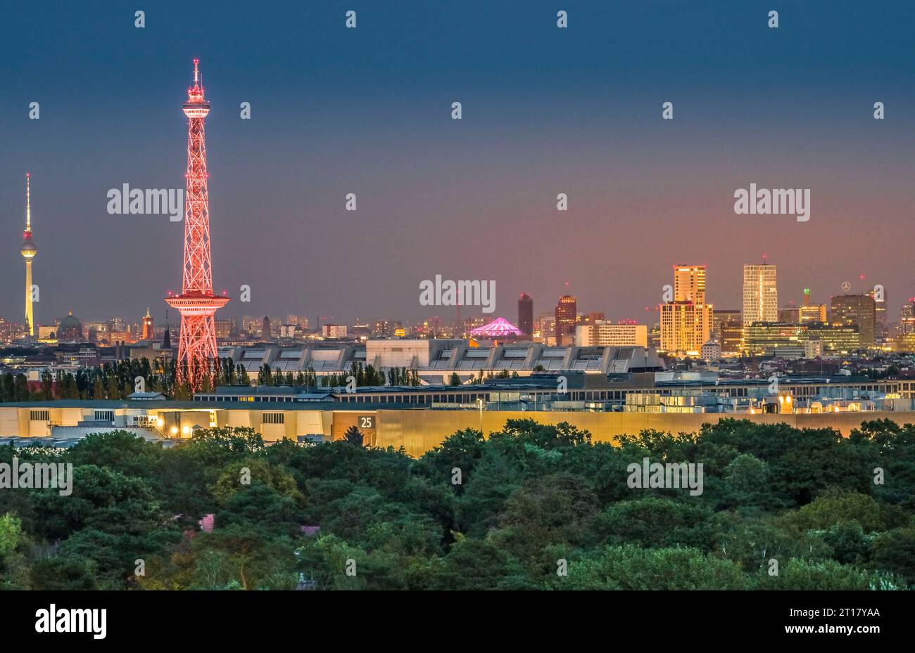 Abend, Funkturm, Berliner Stadtpanorama, Skyline, Aussicht vom Teufelsberg, Grunewald, Charlottenburg-Wilmersdorf, Berlin, Deutschland Stock Photo