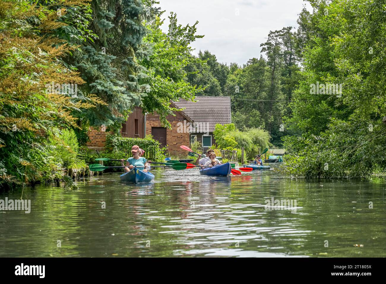 Kanus, Wasserwanderer, Fließ bei Leipe im Spreewald, Brandenburg, Deutschland Stock Photo