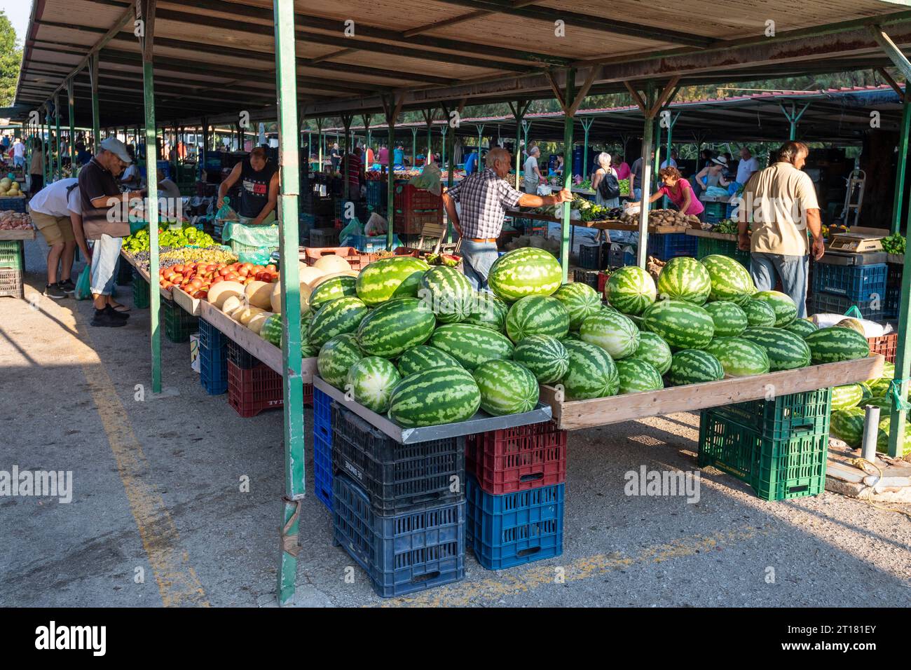 Einheimische kaufen frisches Obst und Gemüse auf dem Markt in Rhodos Stadt am frühen Morgen, Rhodos, Griechenland Stock Photo