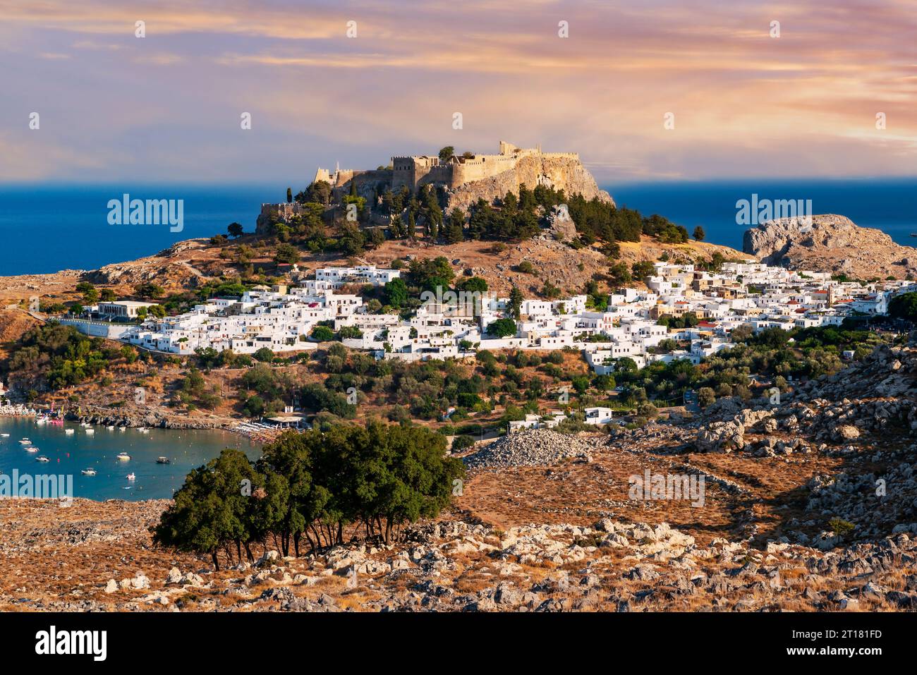 Bucht von Lindos am Avend,  Akropolis von Lindos, Lindos, Rhodos, Dodekanes, Griechenland Stock Photo