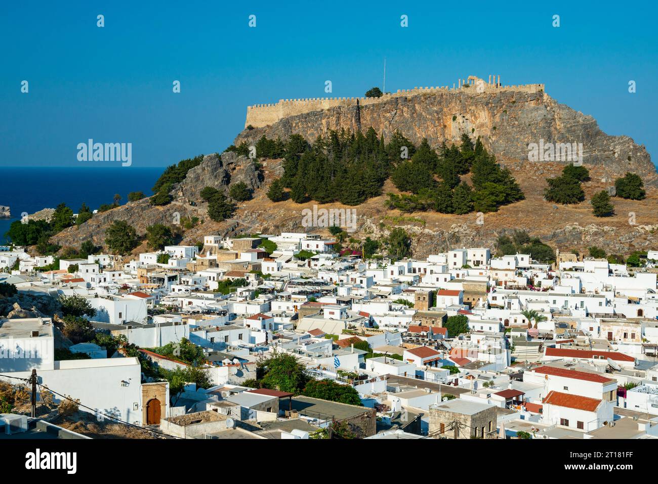 Stadt Lindos mit weißen Häusern, hinten Akropolis von Lindos, Lindos, Rhodos, Dodekanes, Griechenland Stock Photo