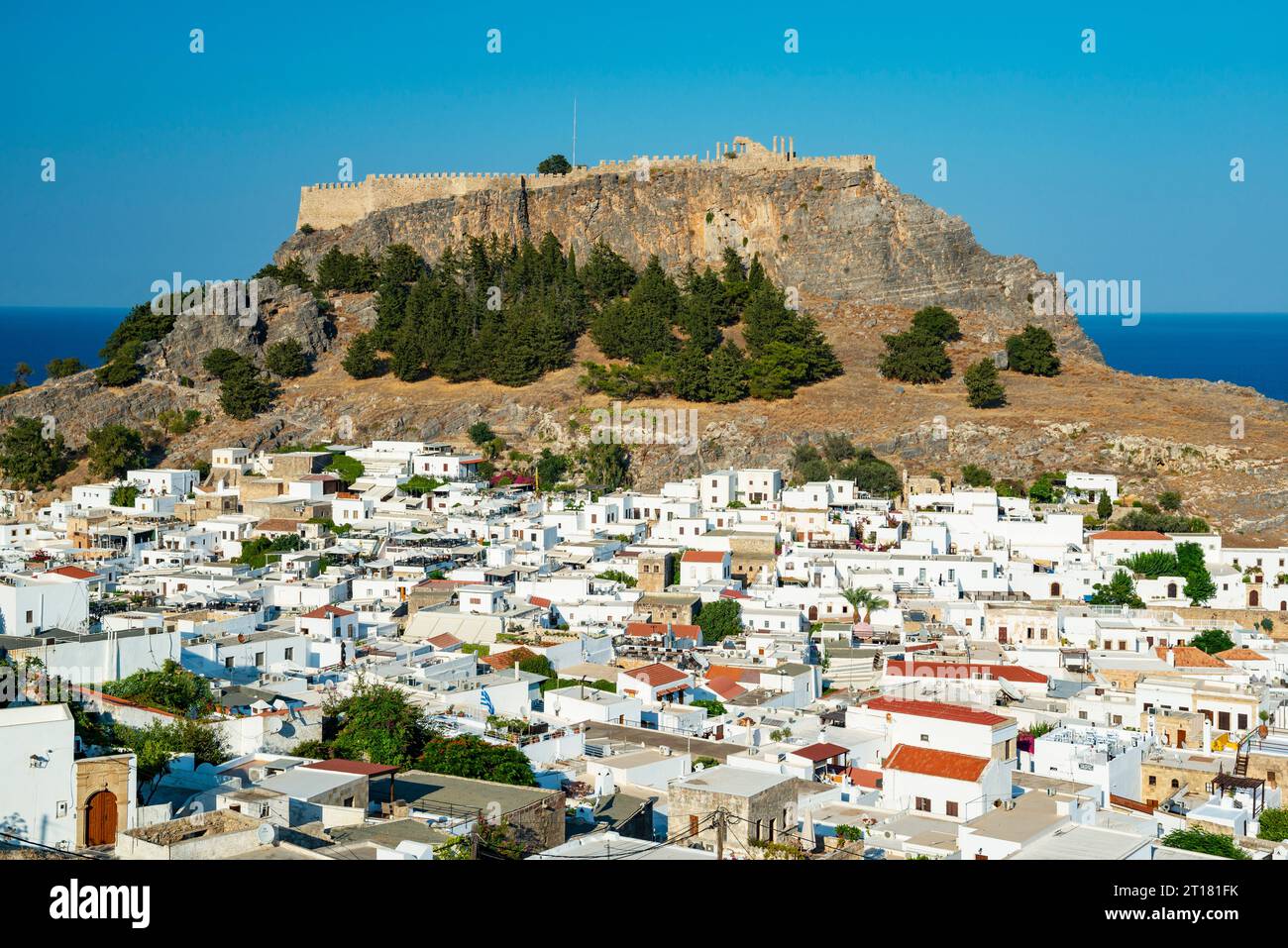 Stadt Lindos mit weißen Häusern, hinten Akropolis von Lindos, Lindos, Rhodos, Dodekanes, Griechenland Stock Photo