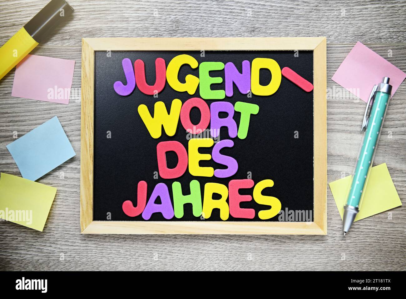 Buchstaben bilden den Schriftzug Jugendwort des Jahres auf einer Tafel