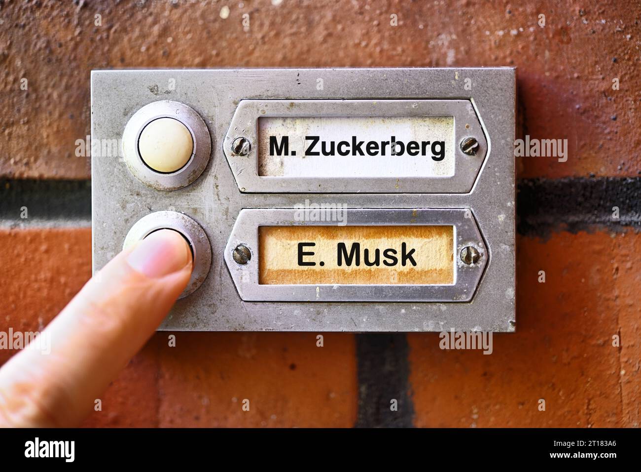 FOTOMONTAGE, Klingelknöpfe mit Namensschildern von Elon Musk und Mark Zuckerberg Stock Photo