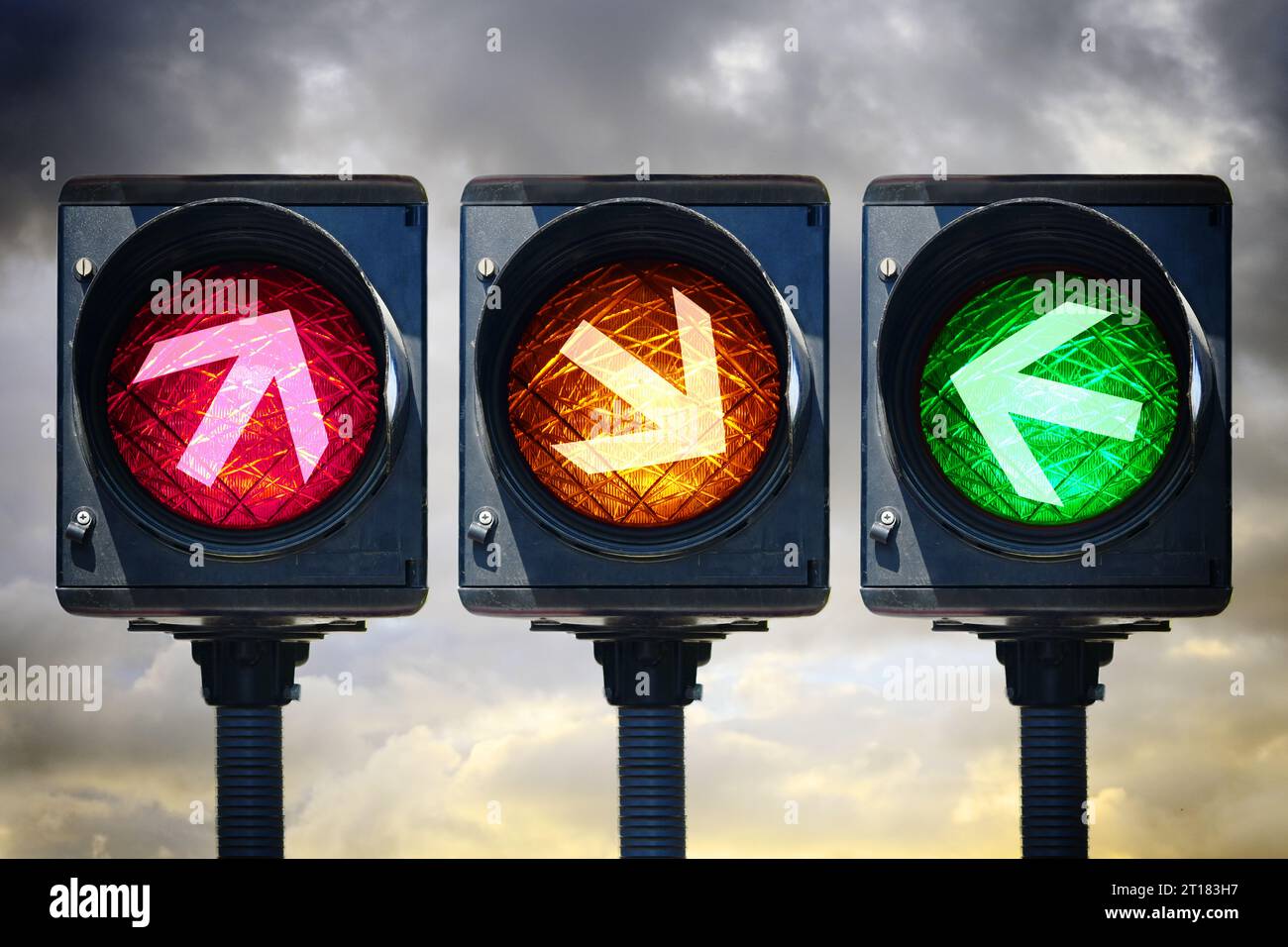 FOTOMONTAGE, Verkehrsampel mit Pfeilen, Symbolfoto AmpelKoalition und AmpelStreit Stock Photo