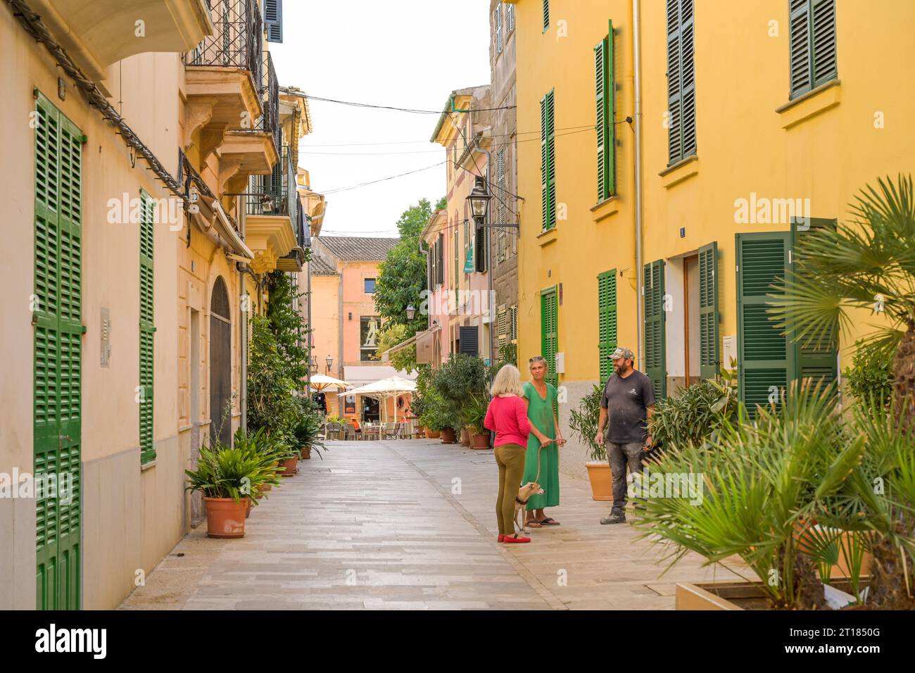 Passanten, Gasse, Altstadt, Alcudia, Mallorca, Spanien Stock Photo