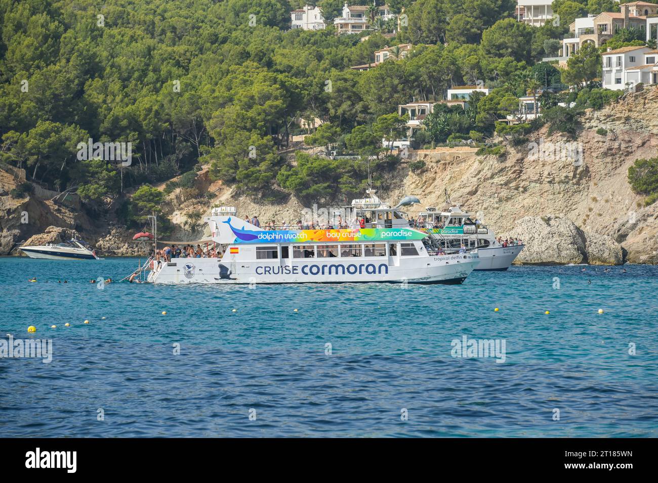 Ausflugsboote, nahe des Playa de Ses Dones, Bucht von Camp de Mar, Mallorca, Spanien Stock Photo