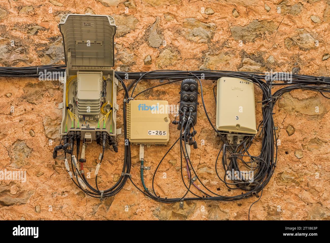 Strom und Telekommunikation, Kabel, Kabelsalat, Hauswand, Mallorca, Spanien Stock Photo
