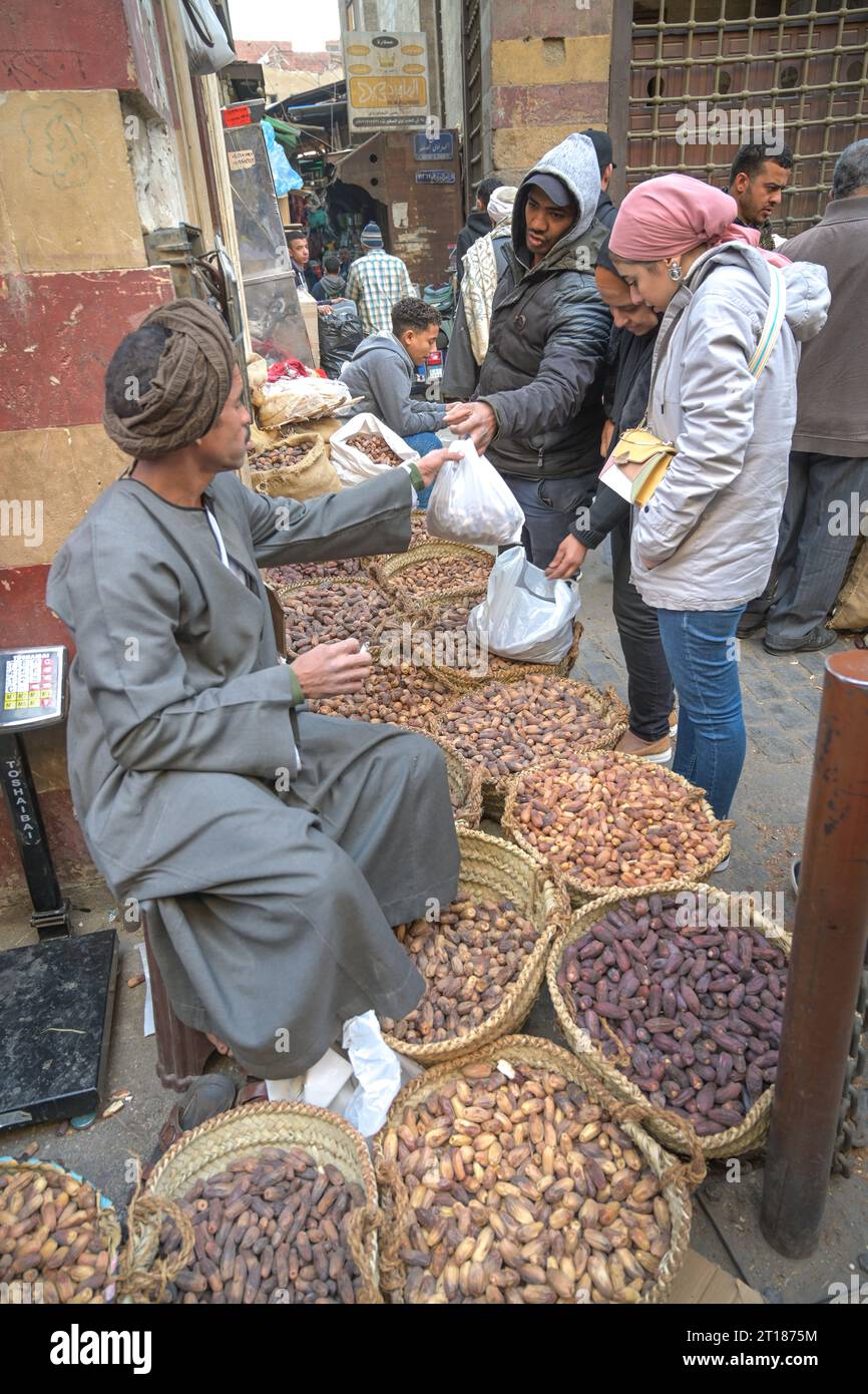 Verkauf getrocknete Datteln, Khan el-Khalili Basar, Altstadt, Kairo, Ägypten Stock Photo