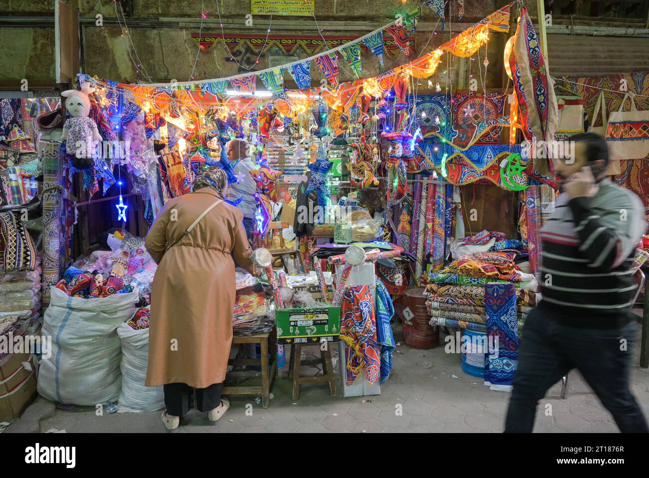 Verkauf Dekomaterial, Lichterketten zum Ramadan, Khan el-Khalili Basar, Altstadt, Kairo, Ägypten Stock Photo
