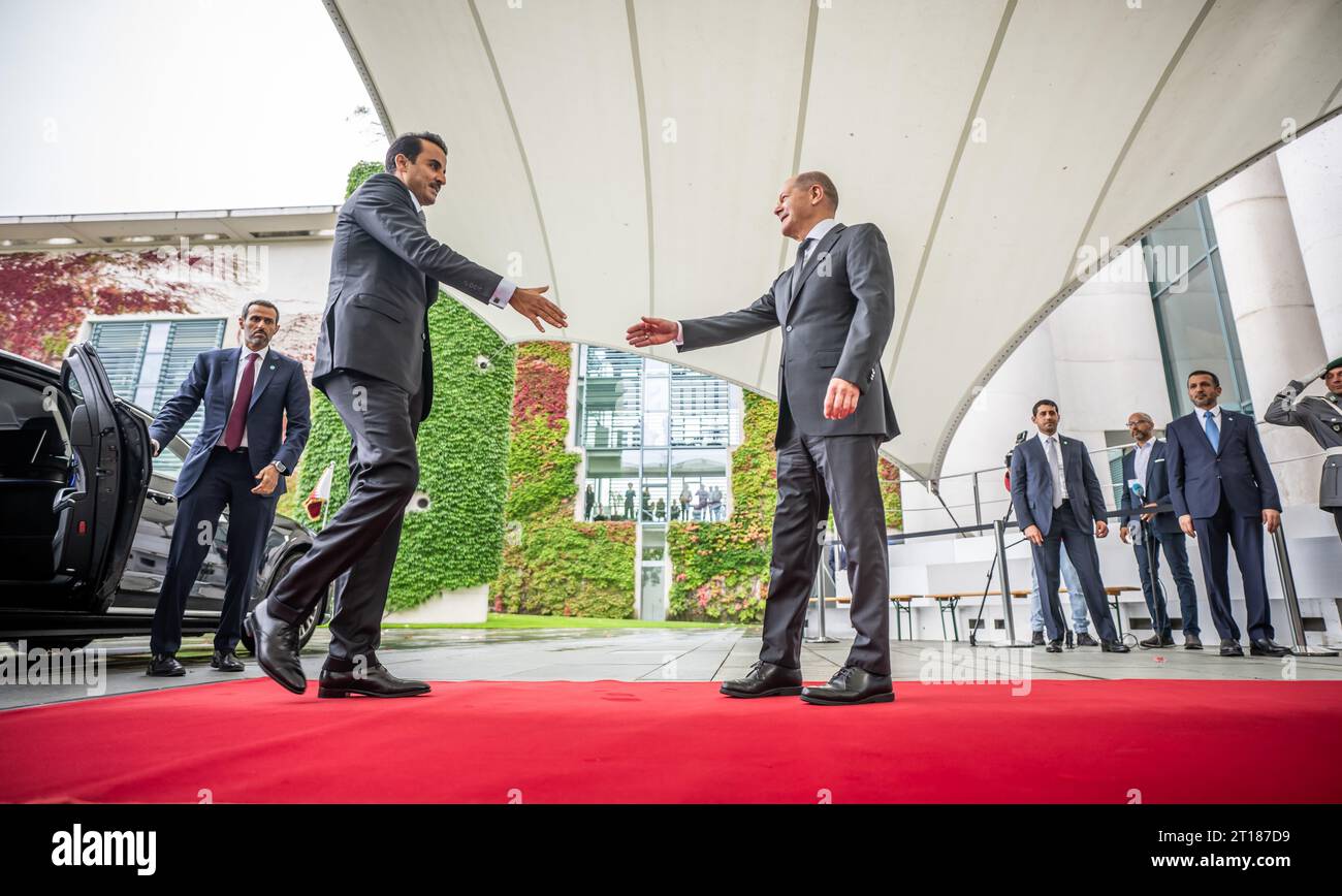 Berlin, Germany. 12th Oct, 2023. German Chancellor Olaf Scholz (r, SPD
