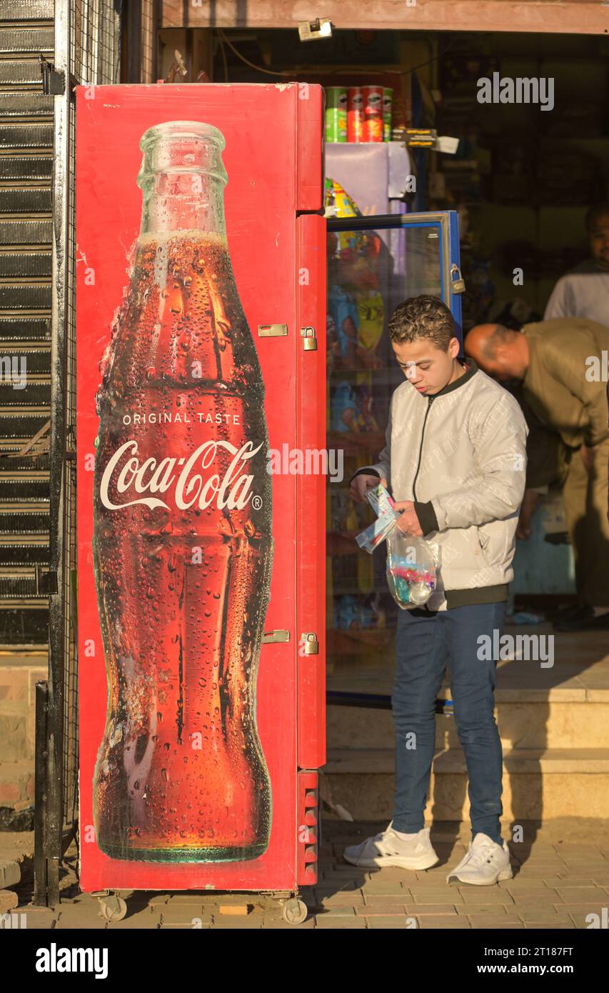 Junger Mann, Cola-Automat, Kom Ombo, Ägypten Stock Photo