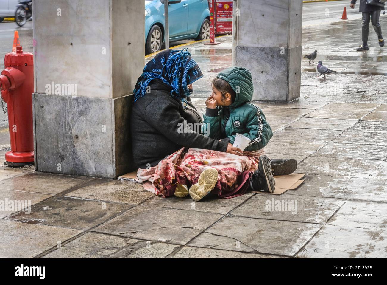 Bettler, Kotzia Platz, Athen, Griechenland Stock Photo