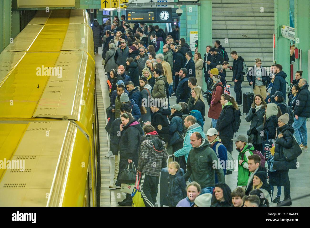 U bahn linie passagiere hi-res stock photography and images - Alamy